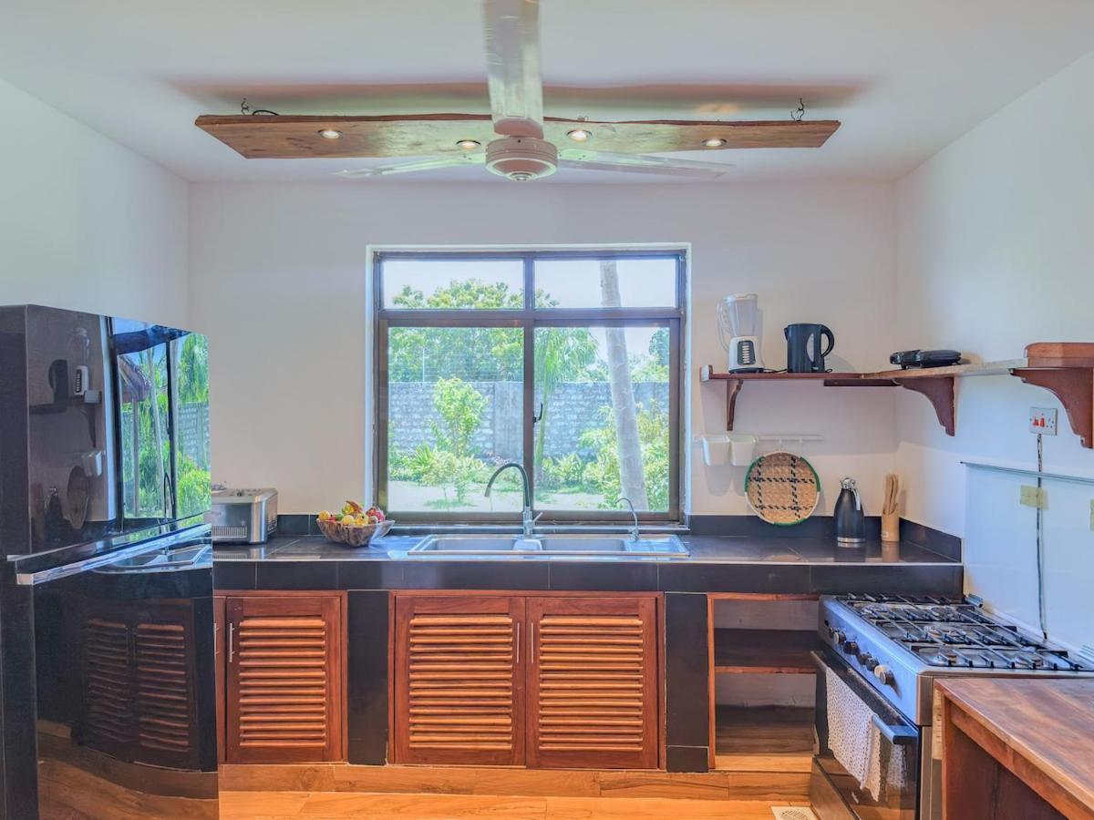 Private Backdoor Villa With Big Swimming Pool And Services Of Chef Included Diani Beach Eksteriør billede